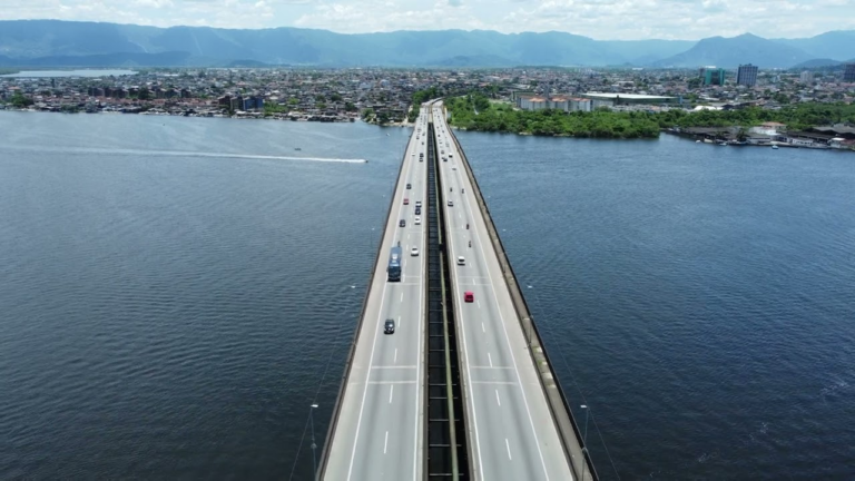Acidente envolvendo três veículos em ponte deixa quatro pessoas feridas; homem foi lançado à água