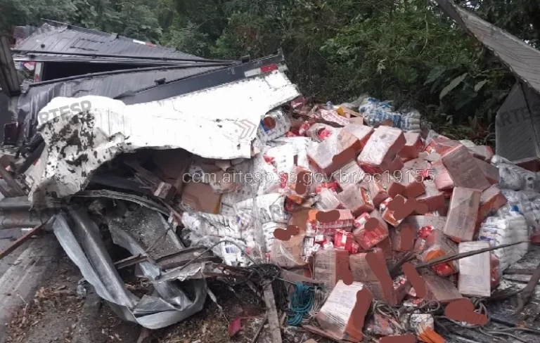 Caminhão tomba na Mogi-Bertioga e carga é derrubada na pista