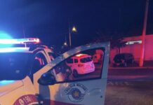 Mulher é baleada após avançar com faca contra policiais