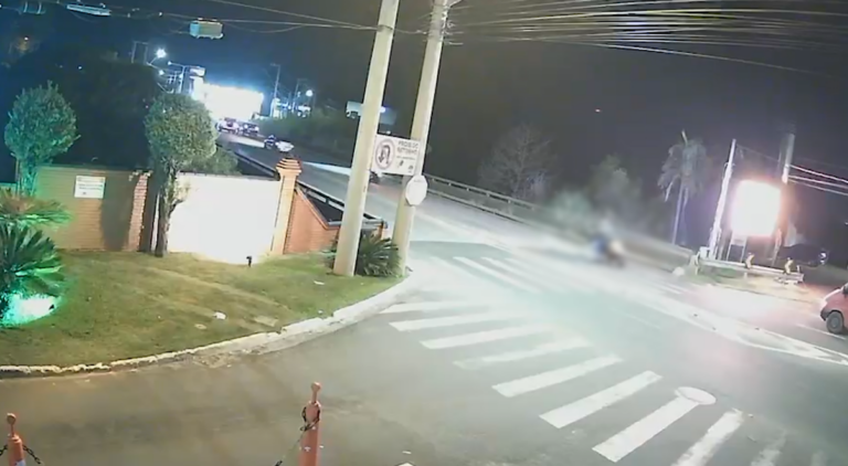 Adolescente de patinete elétrico é atropelado por moto na faixa de pedestre