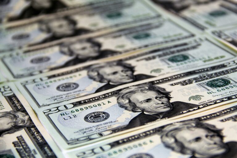 Dólar avança 2% em maio e Bolsa amarga pior mês desde 2023 com fuga de capital estrangeiro