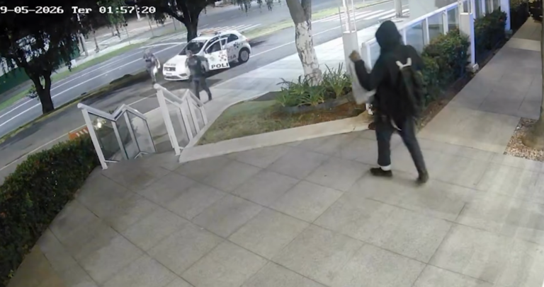 FLAGRANTE: Homem é preso tentando invadir loja na região