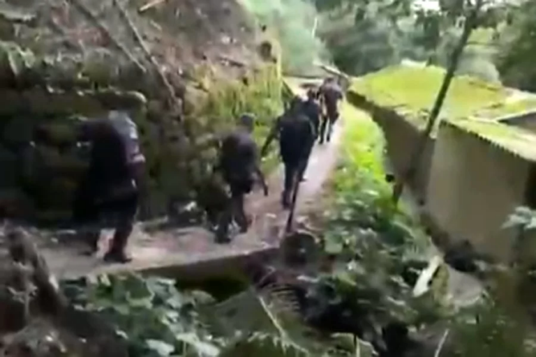 Policiais trocam tiros com bandidos durante operação no Morro do José Menino, em Santos