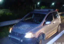 Homem morre atropelado após parar em acostamento para arrumar pneu em Peruíbe