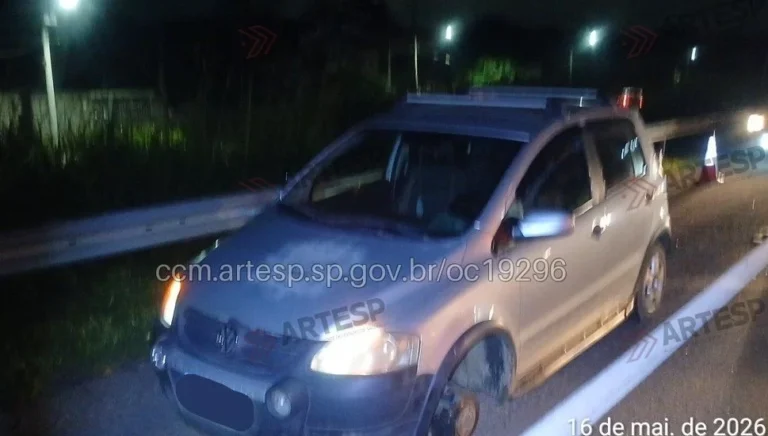 Homem morre atropelado após parar em acostamento para arrumar pneu em Peruíbe