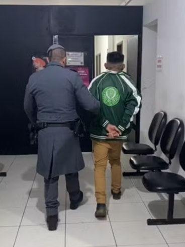 Homem embriagado é preso após agredir companheira que se arrumava para ir à igreja
