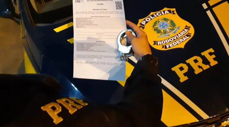 Líder de facção criminosa foragido da Justiça é preso na BR-101, em Bayeux