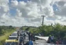 Vídeo: Bugueiros bloqueiam PB-008 em protesto no Litoral Sul da Paraíba
