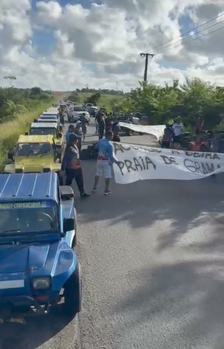 Vídeo: Bugueiros bloqueiam PB-008 em protesto no Litoral Sul da Paraíba