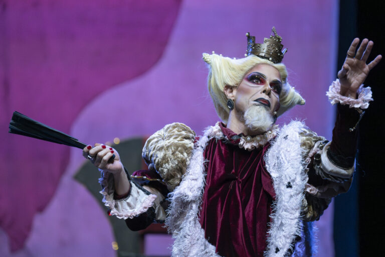 “Rei Lear” com elenco formado por drag queens tem novas apresentações no Teatro Paulo Eiró, em São Paulo