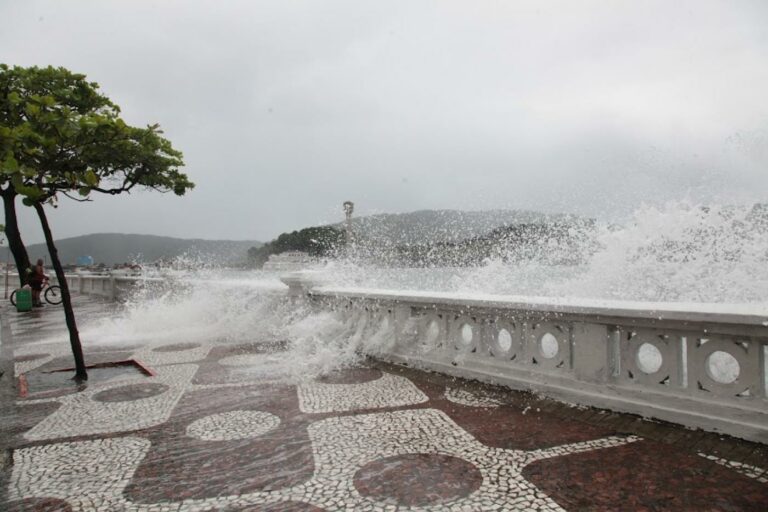 Santos entra em estado de atenção para ressaca, maré elevada e chuvas intensas