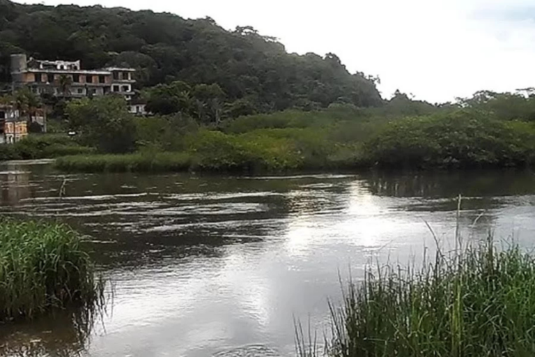 Pescadores são resgatados próximo a correnteza no Rio Preto, em Peruíbe