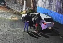 Grupo criminoso rende motorista e rouba veículo em menos de um minuto na cidade de São Vicente; VÍDEO
