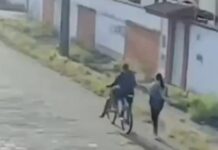 Mulher tem celular roubado por dupla de bicicleta durante o dia em Itanhaém; VÍDEO
