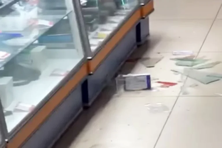 Adolescentes invadem e quebram vitrine de loja para furtar celulares em São Vicente; VÍDEO