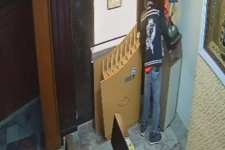 Homem invade igreja e furta equipamento de segurança; VÍDEO