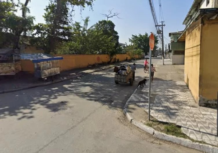 PMs são hostilizados durante abordagem e prisão de suspeito em comunidade de cidade do litoral