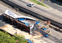 Caminhão acaba de ser destombado na SP-101; via continua interditada