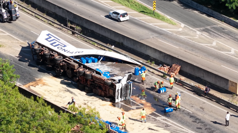 Caminhão com 27 toneladas de carga tomba na SP-101; via já foi liberada