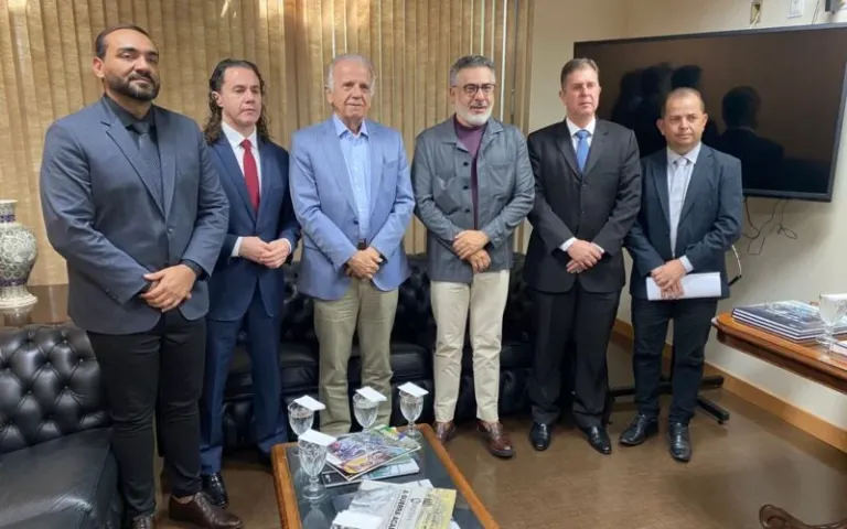 Senador e prefeitos da PB buscam apoio do Exército para recuperar estradas
