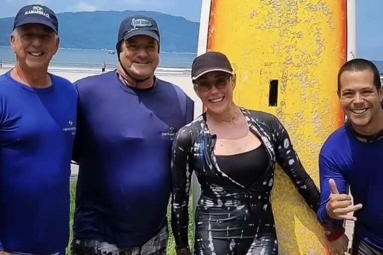 Aos 69 anos, Christiane Torloni pega primeira onda em Santos e celebra evolução no surfe