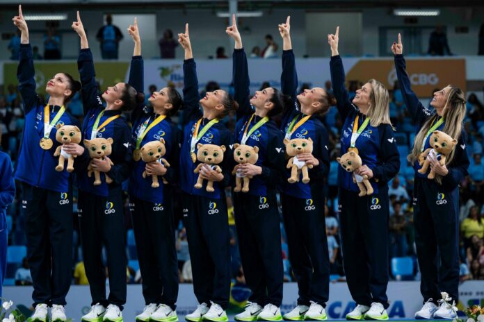 2555 Geovanna Santos brilha com o ouro no arco e na fita, enquanto Bárbara Domingos conquista o título nas maças e o bronze na fita; Maria Eduarda Alexandre assegura duas pratas em campanha histórica.