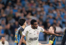 Com dois gols de André, Corinthians bate Grêmio de virada