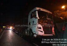 Falha em freios de carreta causam colisão do veículo com um ônibus de viagem em rodovia de Cubatão