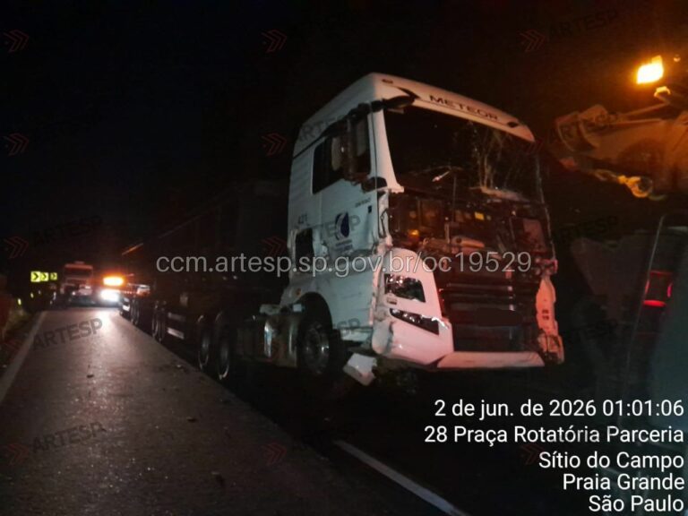 Falha em freios de carreta causam colisão do veículo com um ônibus de viagem em rodovia de Cubatão