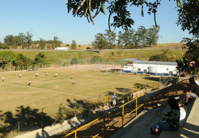 Laje desaba em campo de futebol no Parque Jambeiro e 8 pessoas ficam feridas