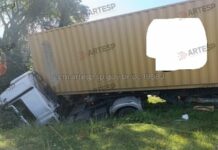 Carreta perde controle, colide com mureta de controle e interdita alça de acesso em Cubatão