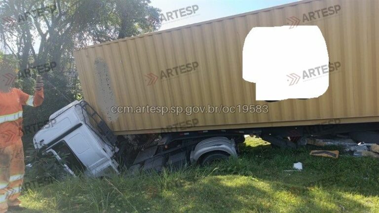 Carreta perde controle, colide com mureta de controle e interdita alça de acesso em Cubatão