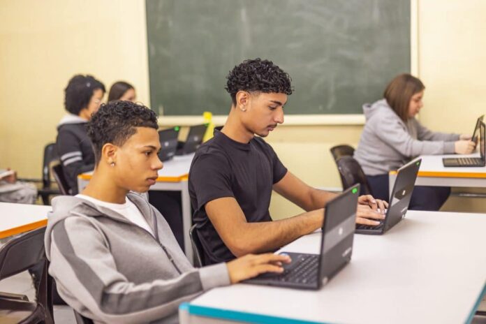 Programa oferece 140 vagas de estágio para estudantes do Ensino Médio Técnico no Vale Programa oferece 140 vagas de estágio para estudantes do Ensino Médio Técnico no Vale