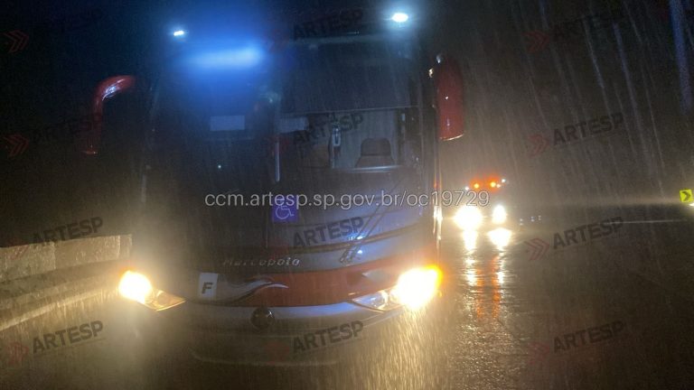 Ônibus sofre pane mecânica na Rodovia Mogi-Bertioga; ninguém ficou ferido