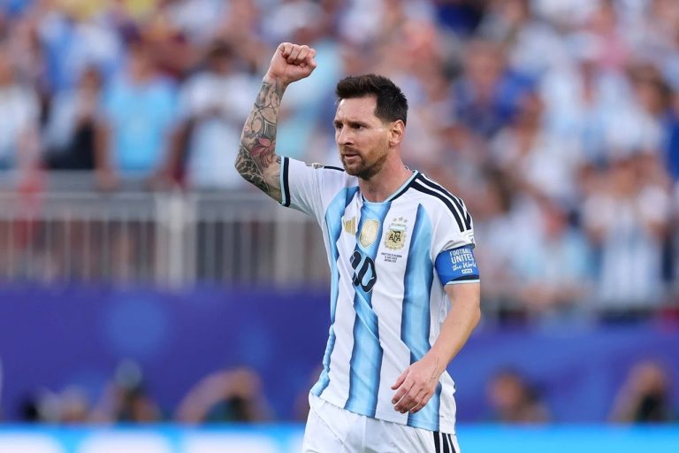 Argentina vence a Austrália e Messi assume a artilharia isolada da Copa