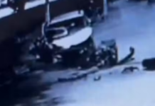Motorista colide com poste e abandona veículo em avenida de Santos; VÍDEO