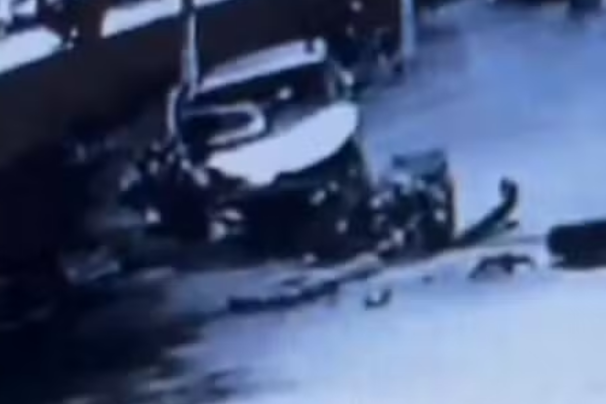 Motorista colide com poste e abandona veículo em avenida de Santos; VÍDEO