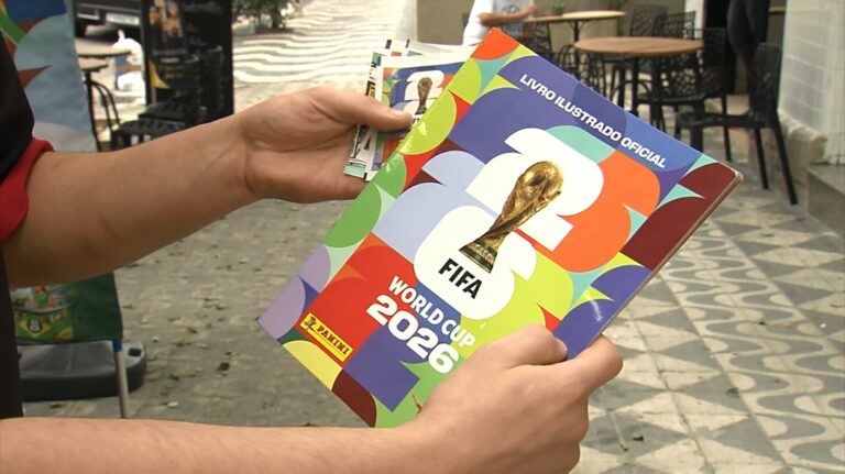 Álbum da Copa do Mundo aumenta movimento das bancas de jornal