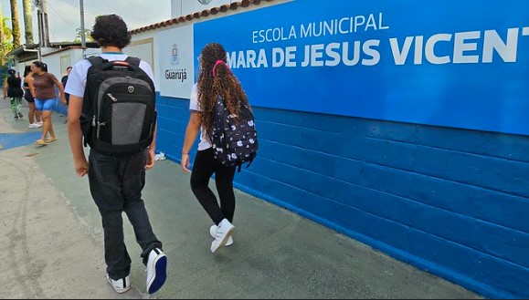 Guarujá lança programa de bolsa incentivo a alunos que se destacam