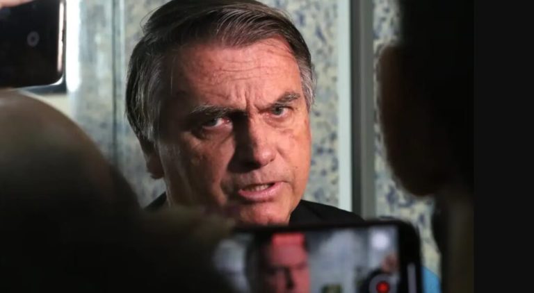 Bolsonaro presta depoimento de cinco minutos à polícia sobre arma apreendida