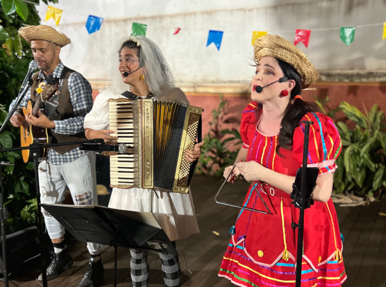 Arraiá da Diversidade leva casamento caipira, samba de coco e touro mecânico à Biblioteca Sinhá Junqueira
