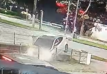Motorista perde o controle e carro cai dentro de canal em Santos; VÍDEO