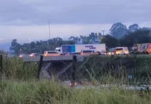 Carreta quebra e causa forte congestionamento na Santos Dumont