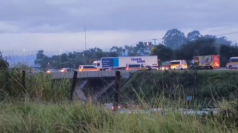 Carreta quebra e causa forte congestionamento na Santos Dumont