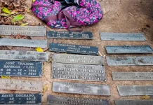 Dois homens foram presos por furtar 68 placas de bronze de cemitérios
