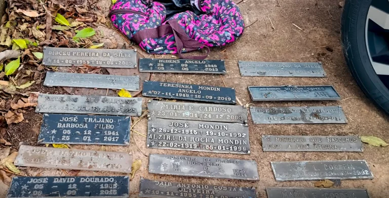 Dois homens foram presos por furtar 68 placas de bronze de cemitérios