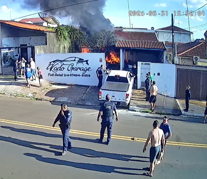 Casa pega fogo após explosão de moto elétrica e deixa três moradores feridos