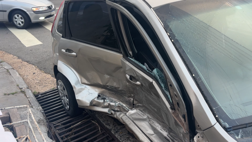 Batida entre dois carros deixa quatro feridos na Avenida das Amoreiras