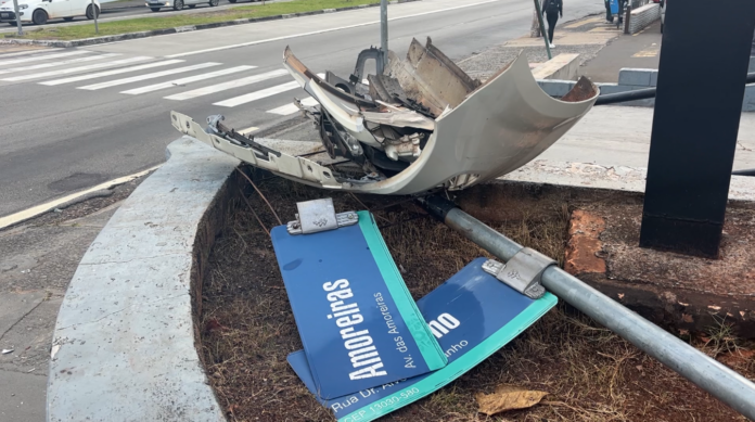 Batida entre dois carros deixa quatro feridos na Avenida das Amoreiras