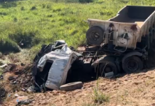 Ajudante morre e motorista fica gravemente ferido após caminhão capotar na Bandeirantes